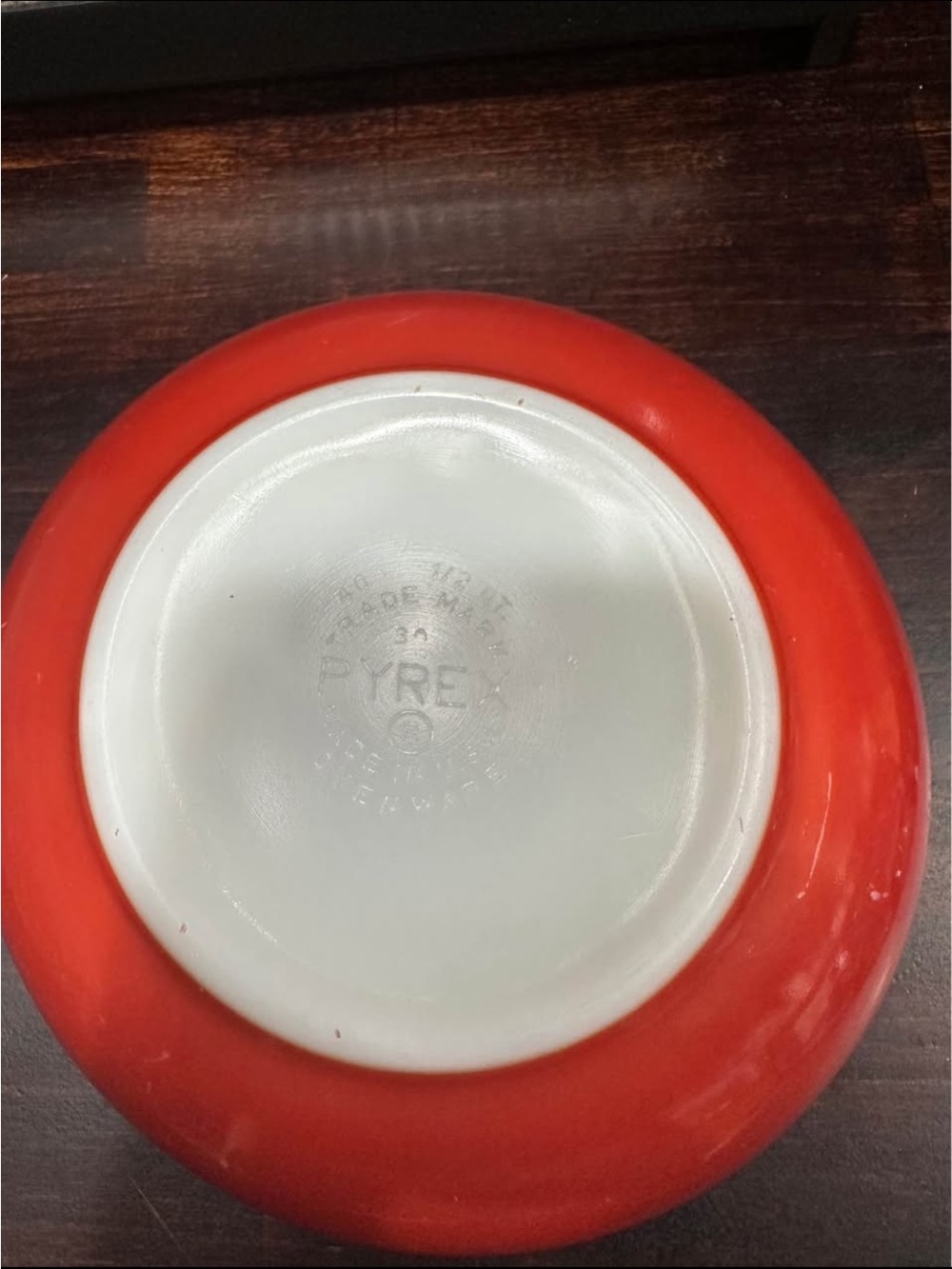 Pyrex Orange to Deep-Orange Gradient Mixing Bowl - Picture 3 of 3